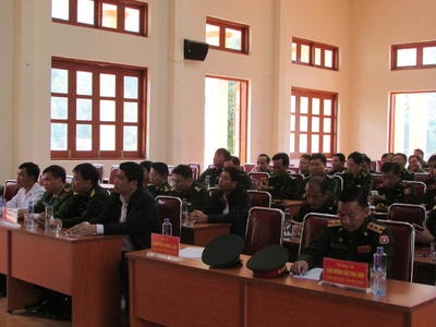 Tập huấn nghiệp vụ cho cán bộ bảo vệ biên giới Hủa Phăn (Lào)
