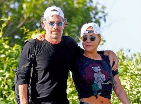 Lady Gaga nhận lời cầu hôn của bạn trai hơn 17 tuổi