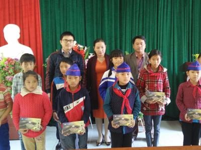 Trao 10 suất học bổng cho học sinh nghèo xã Hạnh Dịch (Quế Phong)