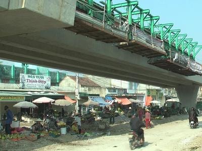 Liều mình 'lập chợ' dưới chân cầu vượt đang thi công