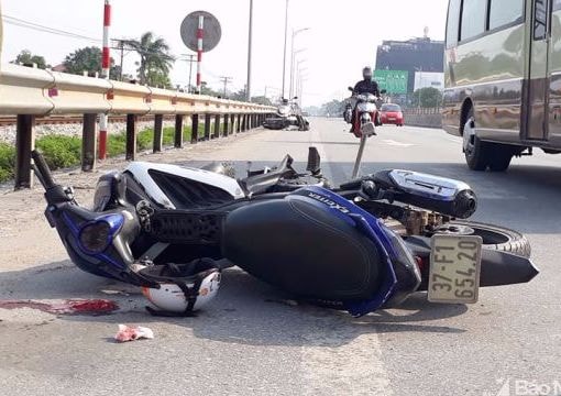 Va chạm xe máy cùng chiều, hai người đàn ông nguy kịch