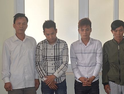 Nhóm thanh niên sắm xe fortuner đi trộm chó