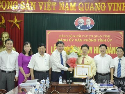 Trao Huy hiệu tuổi Đảng cho Phó Bí thư Thường trực Tỉnh ủy Nguyễn Xuân Sơn