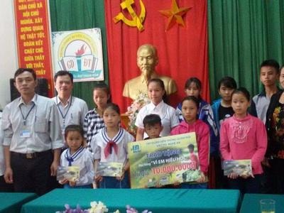 Trao học bổng 'Vì em hiếu học' ở Tương Dương