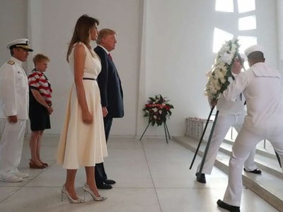 Ông Trump đặt vòng hoa tại đài tưởng niệm ở Trân Châu Cảng