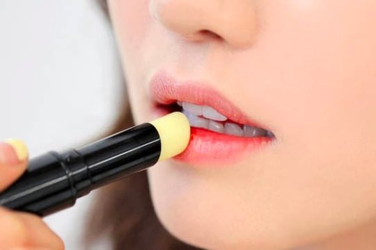 Dầu ăn giúp môi giữ ẩm