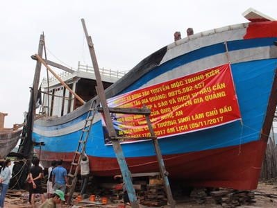 Nghi Lộc: Đóng mới và hạ thủy các 'tàu 67' khai thác kiêm hậu cần nghề cá