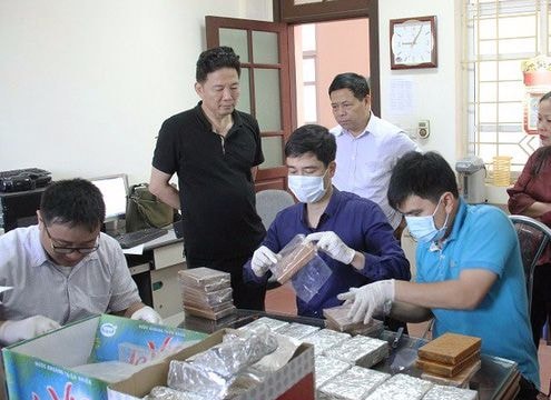 Bắt giữ 40 bánh heroin trong ôtô công vụ