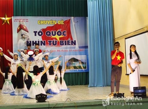 Học sinh Trường THPT Dân tộc nội trú tỉnh sinh hoạt chuyên đề "Tổ quốc nhìn từ biển