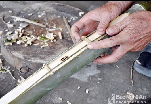 Xem nghệ nhân người Thái chế tác nhạc cụ độc đáo từ cây nứa