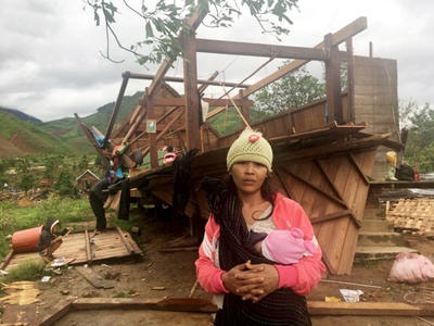 Cảm động hình ảnh bà mẹ cho con bú trong cảnh tan hoang sau bão 12