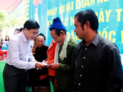 Phó Bí thư Tỉnh ủy dự Ngày hội đại đoàn kết với người dân xã vùng biên