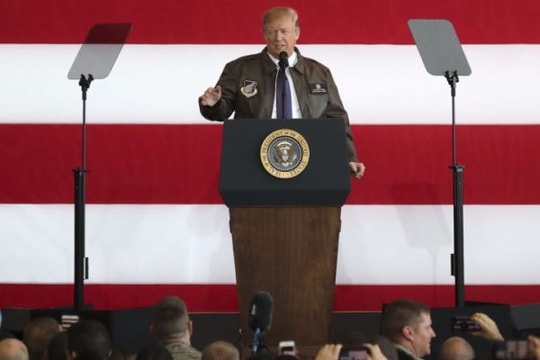 Ông Trump vừa đến Nhật Bản liền ca ngợi lòng dũng cảm của lính Mỹ