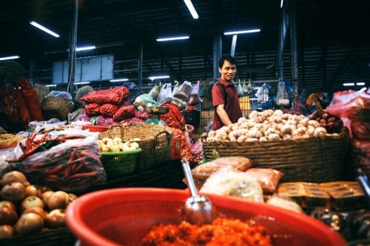 Sống bằng hàng Tàu?