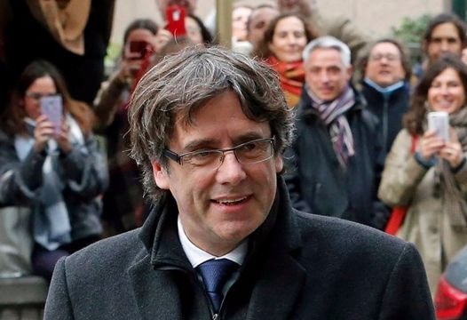 Cựu Thủ hiến Catalunya Carles Puigdemont ra đầu thú trước cảnh sát Bỉ