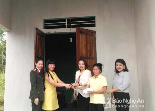 Bàn giao 'mái ấm tình thương' cho hội viên nghèo