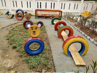 Phụ huỳnh, giáo viên vùng cao tận dụng đồ phế thải tạo khu vui chơi cho trẻ