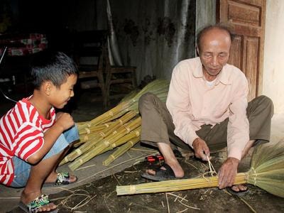 Làm chổi đót thu 100 triệu đồng/năm, nhiều hộ tính truyền nghề cho con cháu