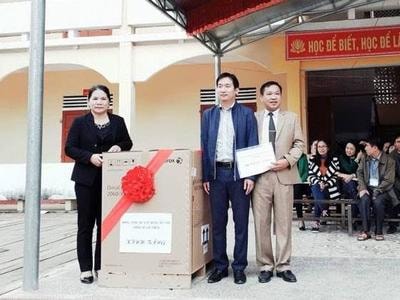 Trao tặng 100 triệu đồng cho Trường THPT Con Cuông