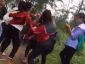 Triệu tập nhóm nữ sinh trong clip đánh bạn gây xôn xao dư luận
