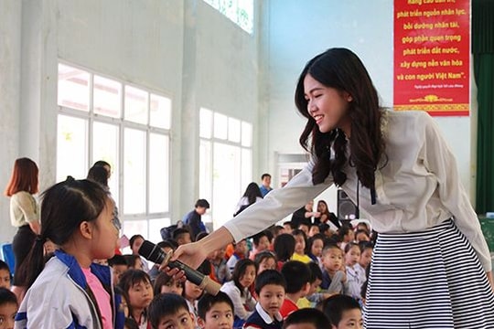 Á hậu Thanh Tú trò chuyện với học sinh Nghệ An về vấn đề giới tính