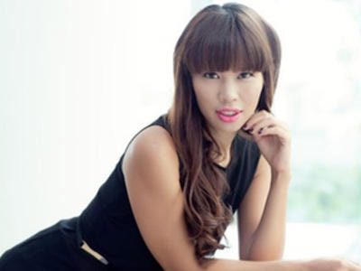 Siêu mẫu Hà Anh: 'Nhiều người trong showbiz tận dụng thời để kiếm tiền'