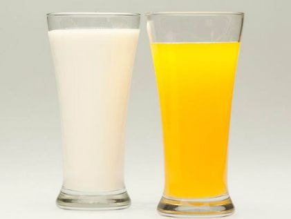 Nên uống nước cam hay sữa vào buổi sáng?