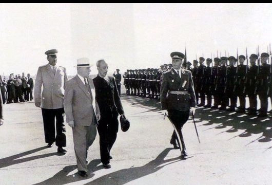 Hình ảnh Cách mạng Tháng Mười Nga và Bác Hồ với nhân dân Xô Viết