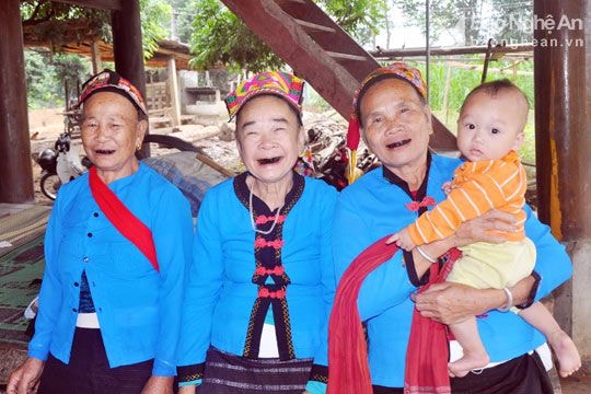 Về nơi còn lưu giữ tục nhuộm răng đen