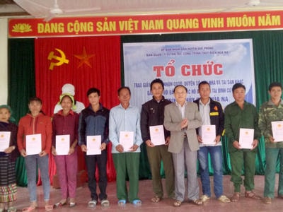 Quế Phong: Trao Giấy chứng nhận quyền sử dụng đất cho 282 hộ dân
