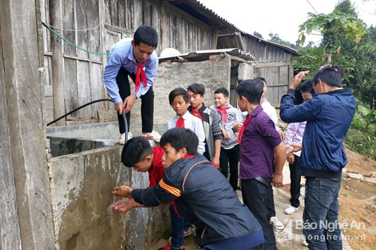 Thầy trò băng rừng, vượt núi tìm nguồn nước