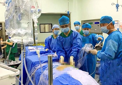 Cậu bé 9 tuổi bị sỏi thận nghi do sữa bột