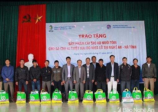 Trao quà cho sinh viên nghèo vượt khó và bà con thiệt hại vì mưa lũ