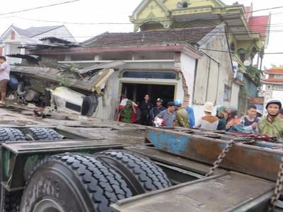 Xe container nổ lốp lao vào hiệu thuốc, hai người thương vong