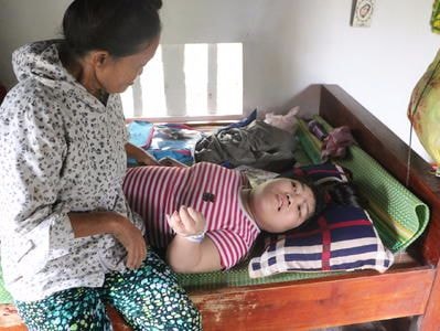 Xót thương cảnh mẹ đơn thân nuôi con bại não