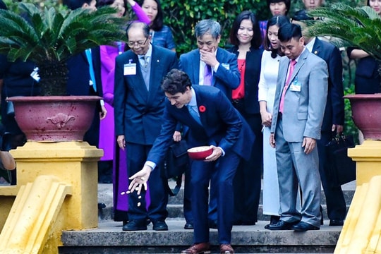 Thủ tướng Canada thăm Nhà sàn Bác Hồ