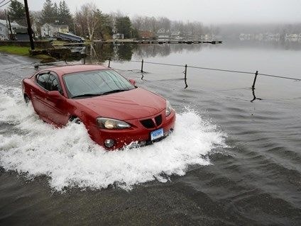 Ô tô chết máy vì bị ngập nước, khởi động thế nào?