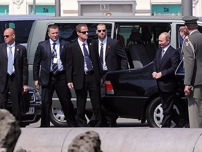 Đội cận vệ theo sát ông Putin khi công du nước ngoài