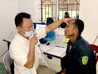 Hơn 100 người cao tuổi được khám, cấp thuốc miễn phí