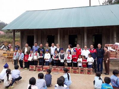 Nhiều phần quà từ Hà Nội đến với học sinh trường tiểu học 'nhiều không'