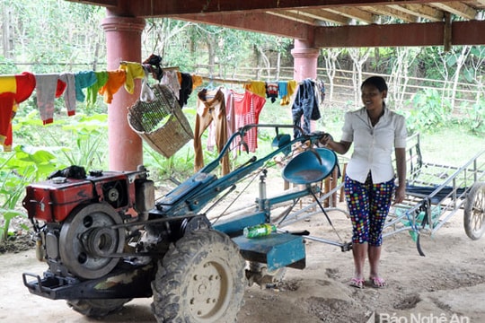 Rời chốn rừng già, đồng bào Đan Lai đã biết sử dụng máy cày