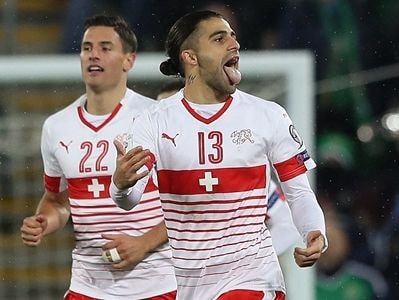 Quả phạt đền gây tranh cãi giúp Thụy Sỹ thắng trên sân khách