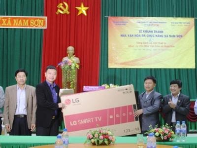 MobiFone phối hợp Báo Bưu điện Việt Nam tặng quà cho xã miền núi Nam Sơn