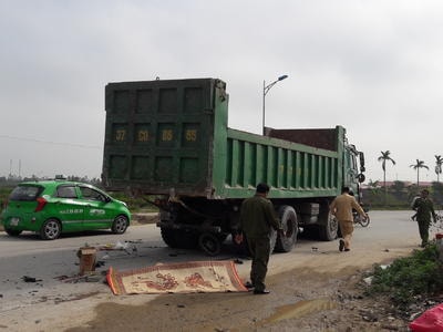 Ô tô tải cuốn xe máy, người đàn ông tử vong tại chỗ