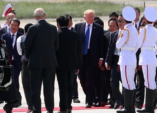 Hình ảnh Không lực Một đưa Tổng thống Trump đến Đà Nẵng