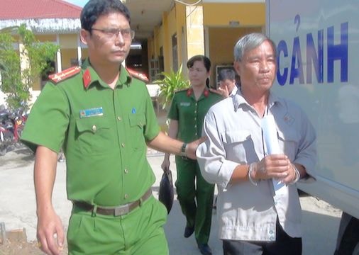 Bắt giam cụ ông hại đời bé gái bán vé số dẫn đến sinh con