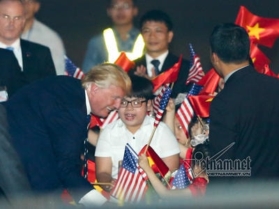 Cậu bé Như Khôi chia sẻ niềm tự hào được Tổng thống Mỹ Donald Trump tặng hoa