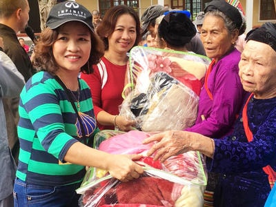 Trao 320 suất quà cho học sinh và hộ nghèo ở Con Cuông