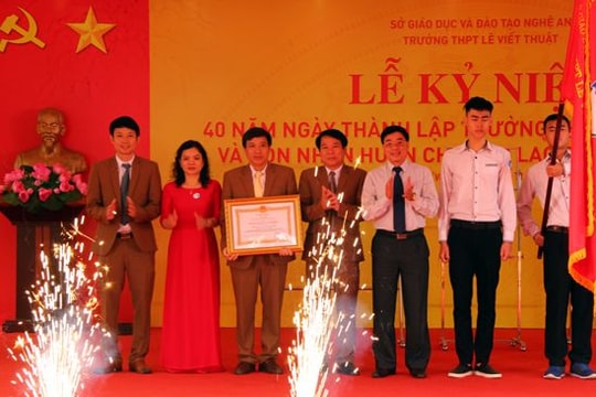 Trường THPT Lê Viết Thuật đón nhận Huân chương Lao động hạng Nhất