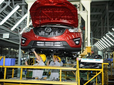 Mazda tăng giá bán trong cơn bão giảm giá xe hơi